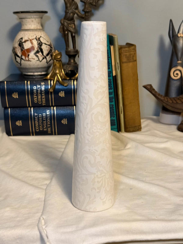 Elegant SIA Home Fashion Embossed White Ceramic Vase - Tall Decorative Piece