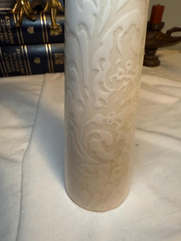 Elegant SIA Home Fashion Embossed White Ceramic Vase - Tall Decorative Piece