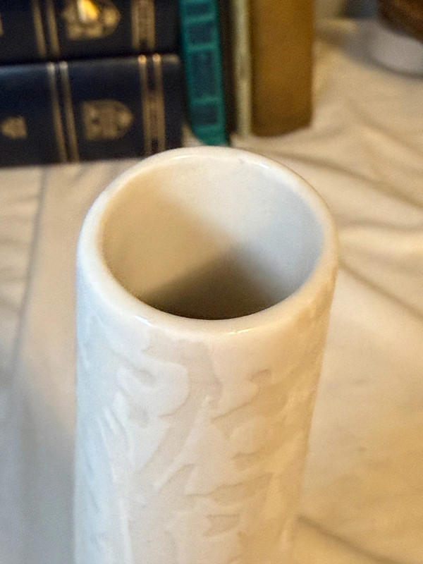 Elegant SIA Home Fashion Embossed White Ceramic Vase - Tall Decorative Piece